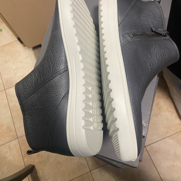 Ecco Farah metallic Grey ankle bootie/sneaker new- Size 41 - Picture 6 of 7